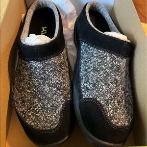 Brand spanking new Kuru Draft Size 11 Black/Ruby